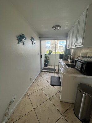 Private kitchen - Waikiki Beach Haven - 3 min walk 2 the beach! (Honolulu)