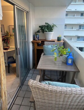 Outdoor dining - Waikiki Beach Haven - 3 min walk 2 the beach! (Honolulu)