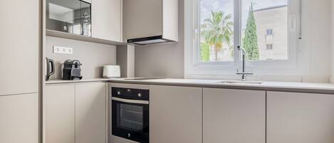 Kylskåp, mikrovågsugn, ugn och spishäll