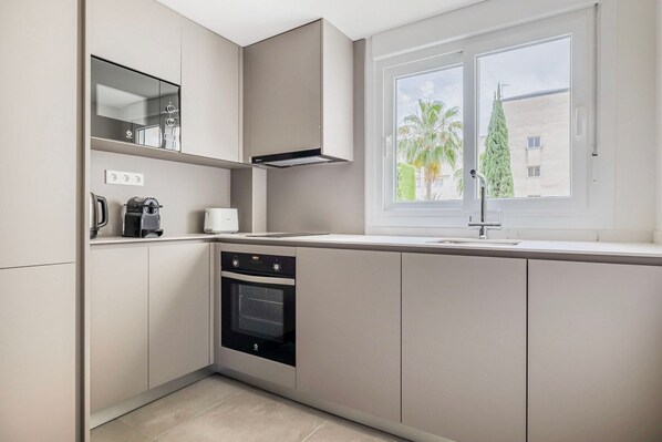 Fridge, microwave, oven, stovetop - Luxe El Consul - El Romeral 1BR, nr Groceries, by Blueground (Málaga)