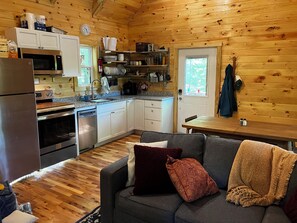 Smart TV, fireplace, video games, DVD player - The LucKY Lodge: Hot Tub! New Build, 11 Miles to Natural Bridge (Campton)