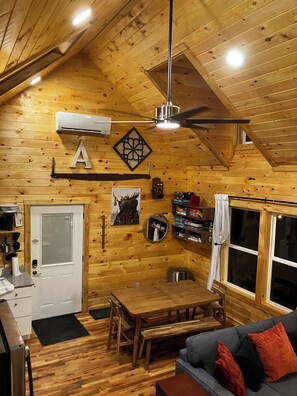 Smart TV, fireplace, video games, DVD player - The LucKY Lodge: Hot Tub! New Build, 11 Miles to Natural Bridge (Campton)