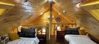 The LucKY Lodge: Hot Tub! New Build, 11 Miles to Natural Bridge