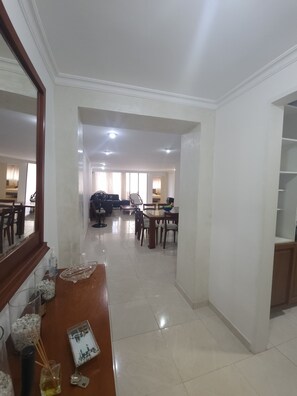 Dining - Muy Amplio y Comodo Apartamento, Laguito. Frente al mar (Cartagena)