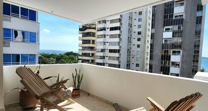 Muy Amplio y Comodo Apartamento, Laguito. Frente al mar