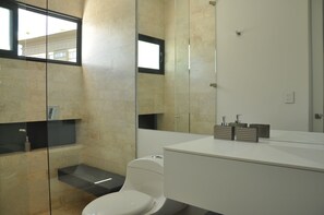 シャワー、タオル、石鹸、トイレットペーパー