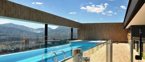 Utomhuspool och uppvärmd pool