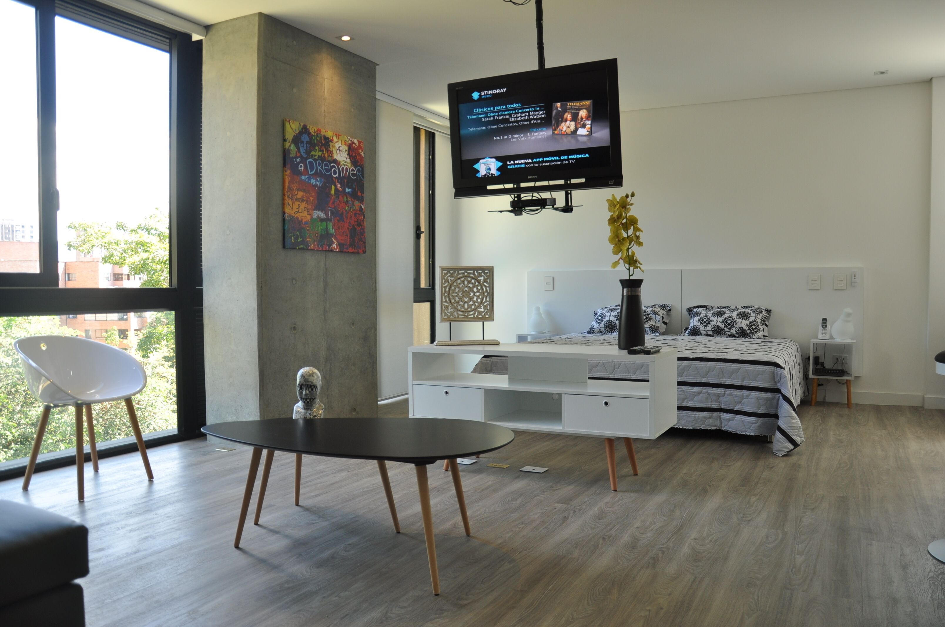 1 dormitorio, escritorio, tabla de planchar con plancha y wifi