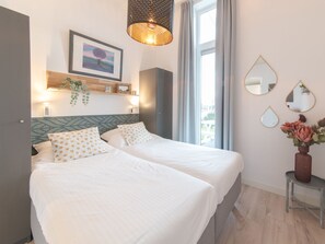 2 bedrooms, individually furnished, bed sheets - Detached House on Lake in Zeeland Holiday Park (Wemeldinge)