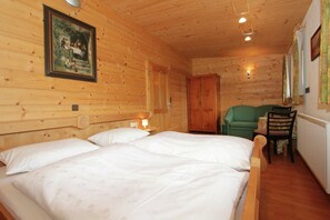 Apartment | 3 bedrooms, individually furnished, bed sheets