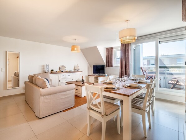 Un apartamento moderno con comedor, cocina y sala de estar.