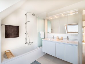 Bathroom - Coastal Retreat With Balcony (Koksijde)