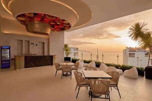 Bar junto a la piscina