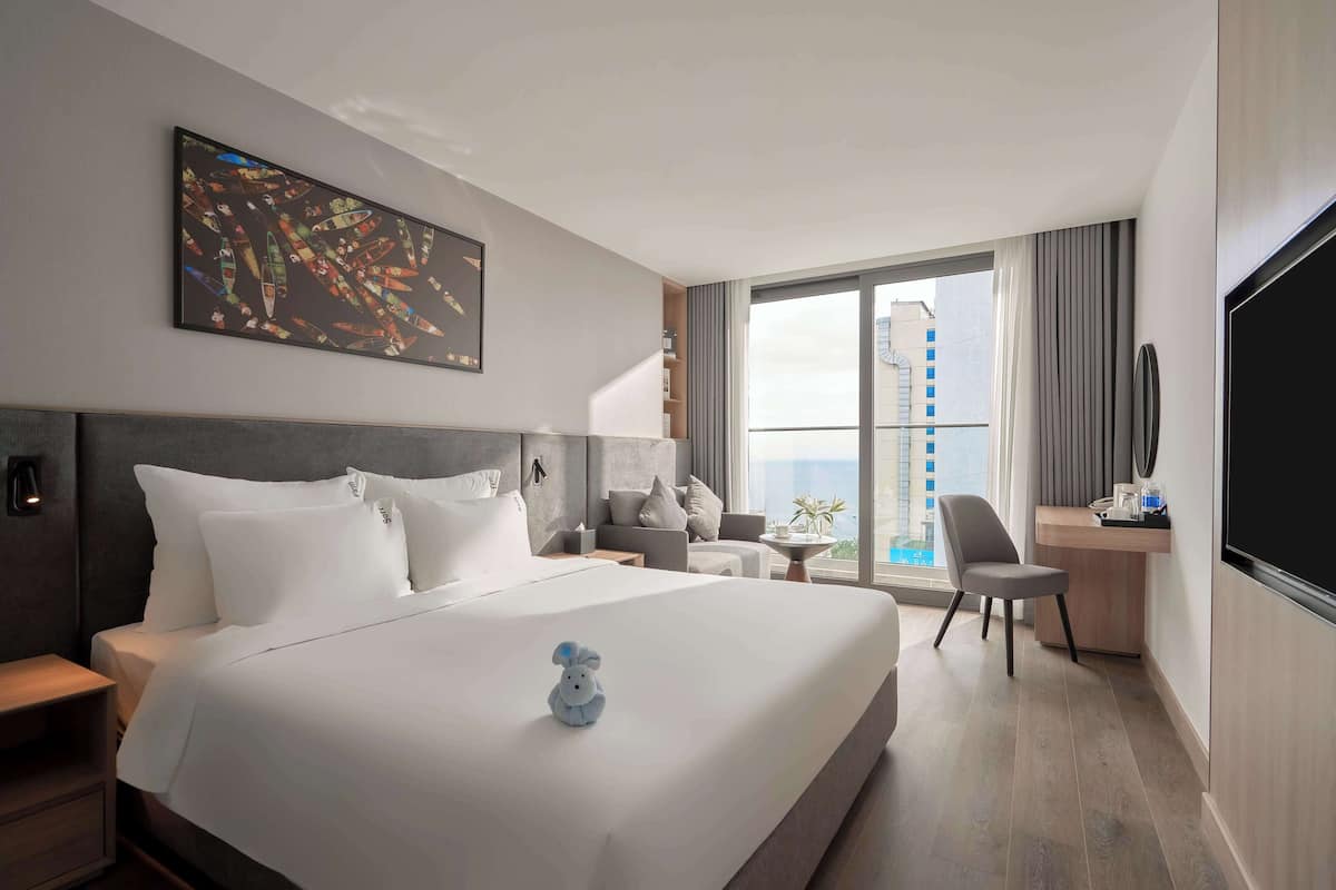 Kamar Double Premier, balkon, pemandangan laut | Seprai premium, selimut bulu angsa, brankas, dan meja kerja