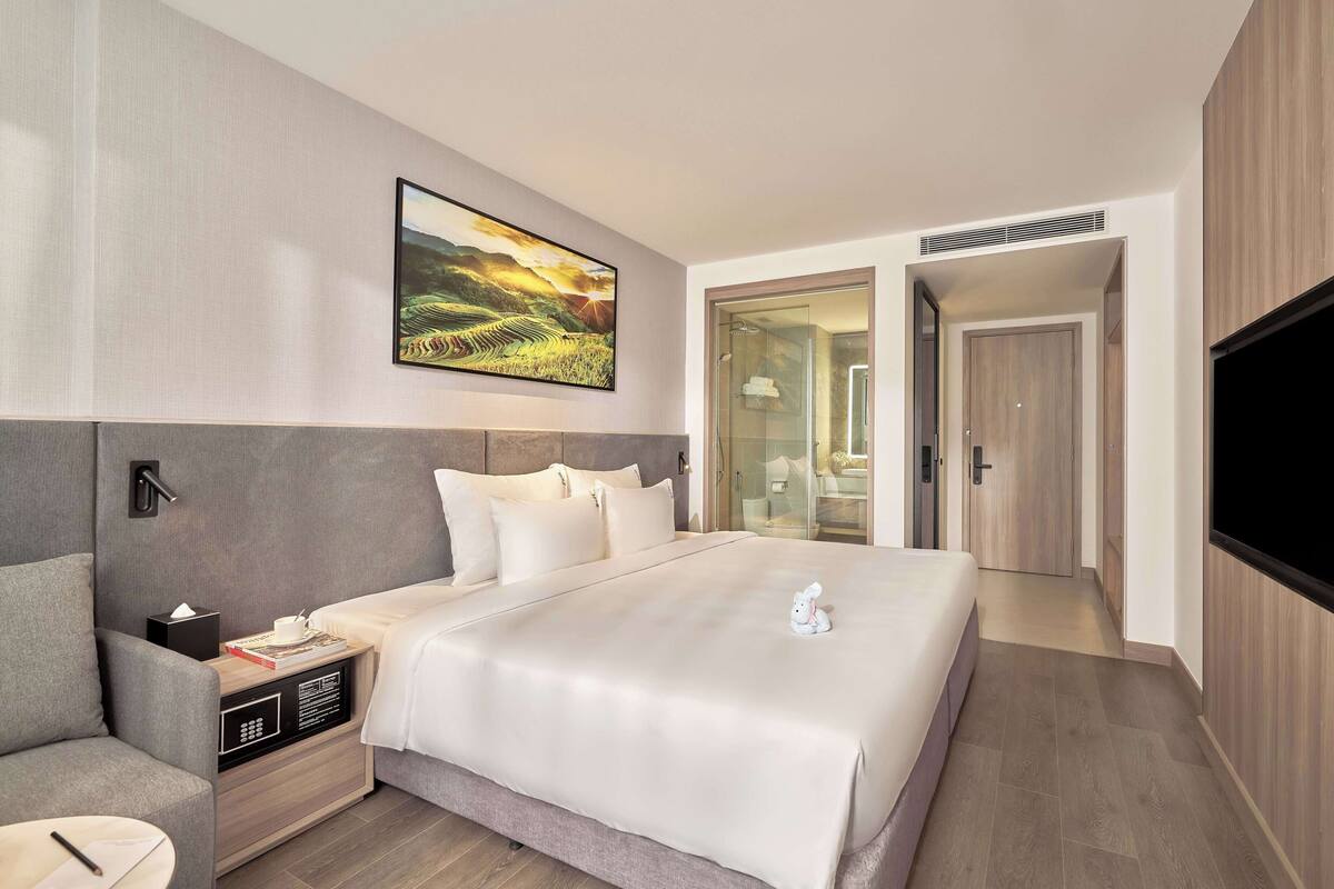 Kamar Double atau Twin Deluks, balkon, pemandangan kota | Seprai premium, selimut bulu angsa, brankas, dan meja kerja