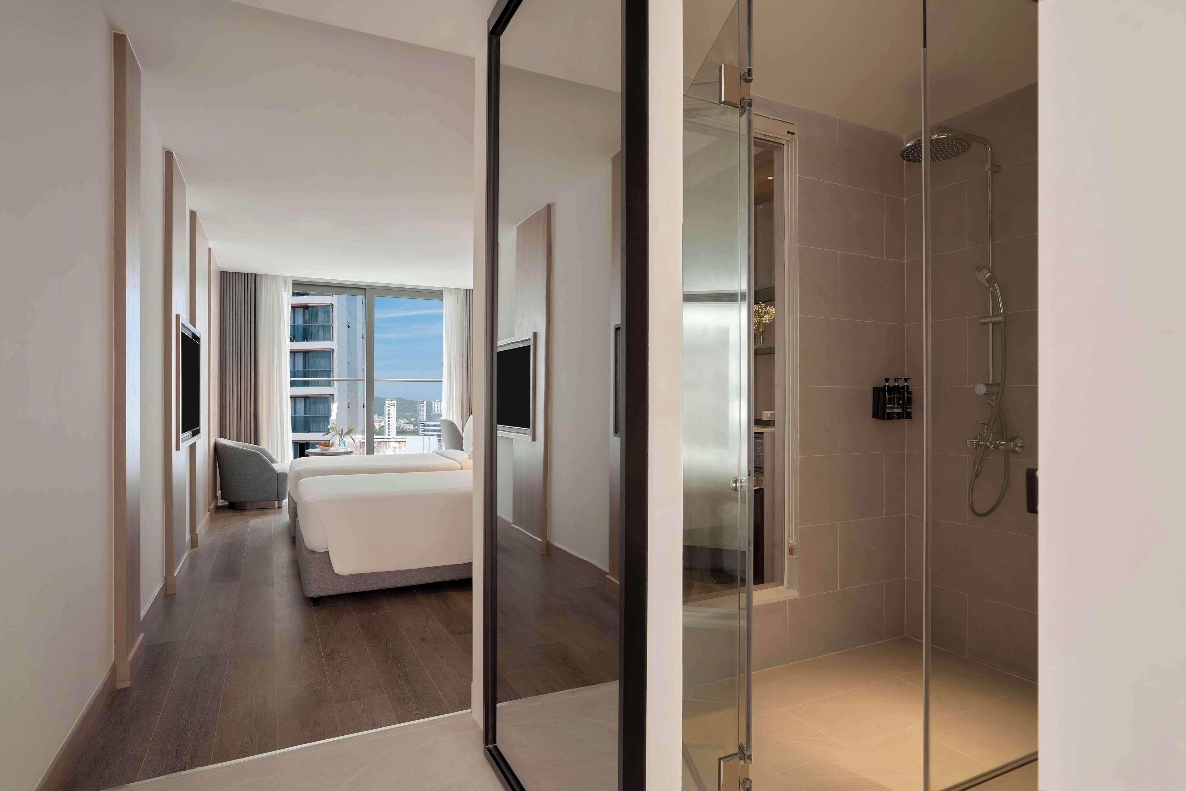 品质双床房, 阳台, 城市景观 | 高档床上用品、羽绒被、客房内保险箱、办公桌