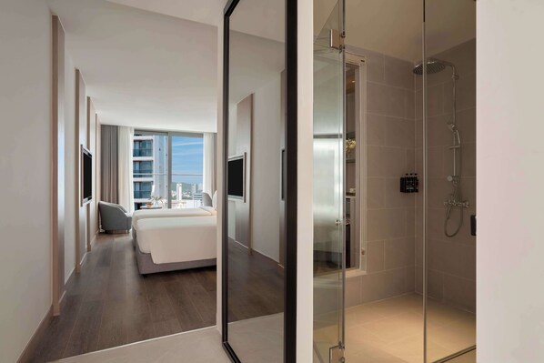 Senior Twin kamer, balkon, uitzicht op de stad | Luxe beddengoed, donsdekens, een kluis op de kamer, een bureau