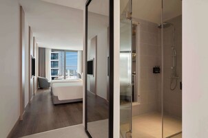 Senior-Zweibettzimmer, Balkon, Stadtblick | Hochwertige Bettwaren, Daunenbettdecken, Zimmersafe, Schreibtisch