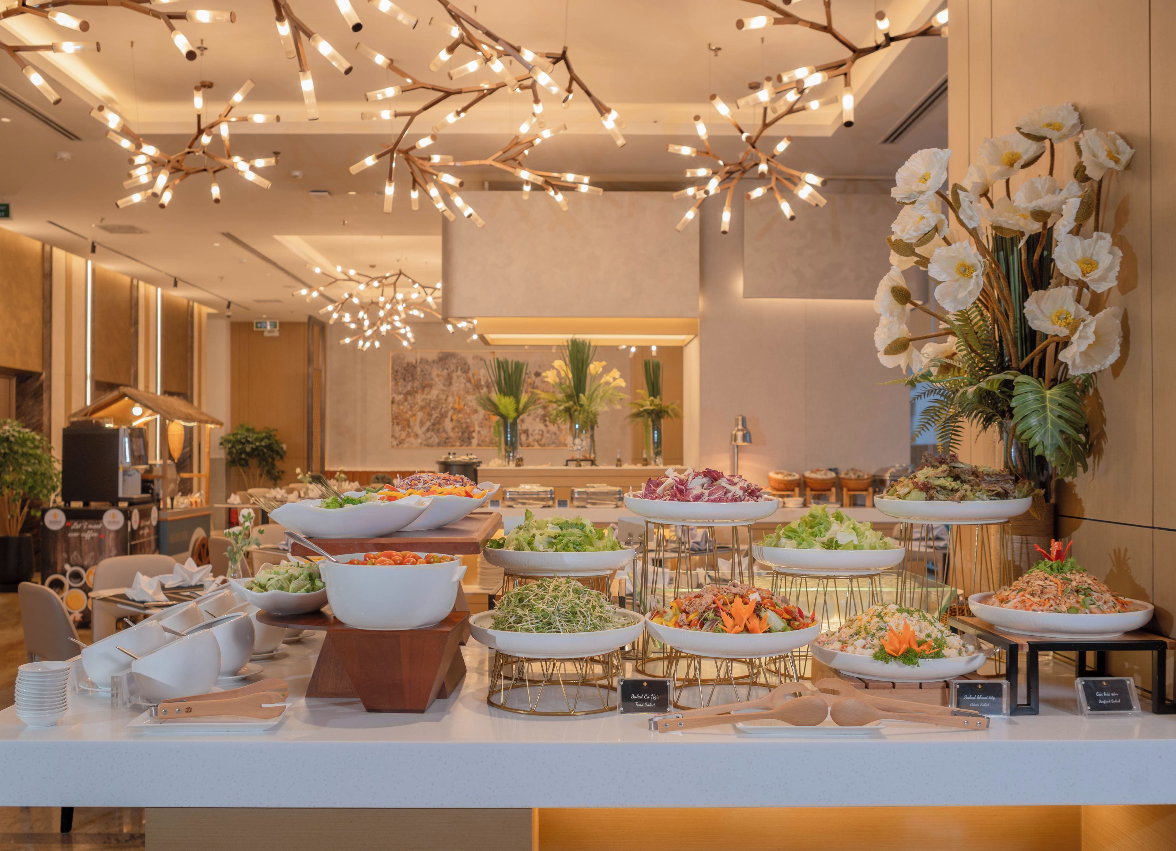 Un banco buffet con diversi piatti e un lampadario decorativo.