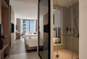 Quarto casal ou duplo luxo, sacada, vista para a cidade | Roupas de cama premium, edredons de pluma, cofres nos quartos