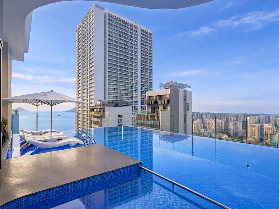 Una piscina al aire libre