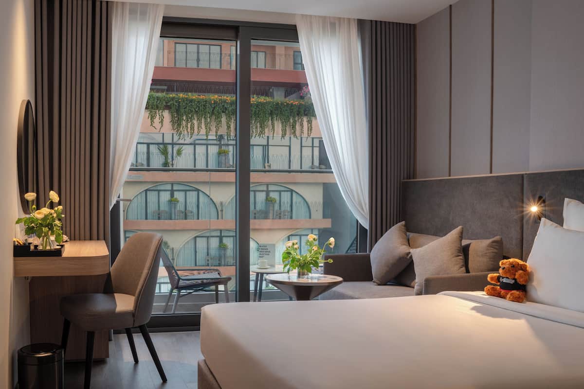 Kamar Twin Senior, balkon, pemandangan kota | Seprai premium, selimut bulu angsa, brankas, dan meja kerja