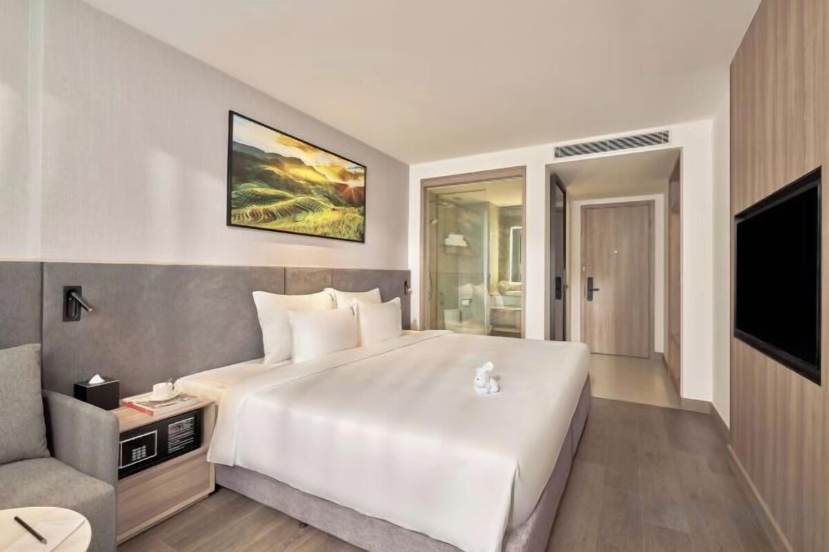Premium bedding, down comforters, in-room safe, desk