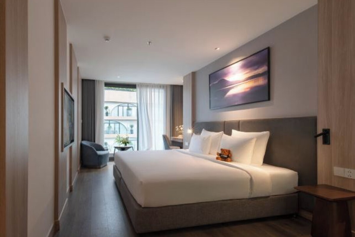 Premium bedding, down duvets, in-room safe, desk