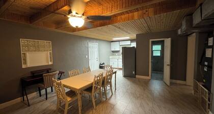 Large 3 bedroom house in central fort Walton close to beach bases and shops