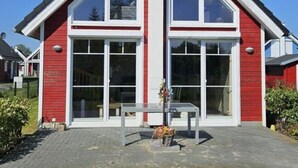 A red house with a large front window and a chimney. - Beaver Modern Retreat (Wandlitz)