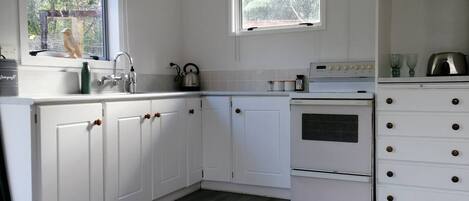 Réfrigérateur, four, plaque de cuisson, bouilloire électrique