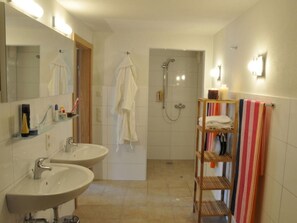 Apartment | Bathroom | Towels - Chalet on the ski Slope (Bramberg am Wildkogel)