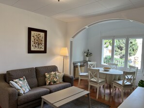 TV - Ca l'Angela - cosy house close to the beach (Arenys de Mar)