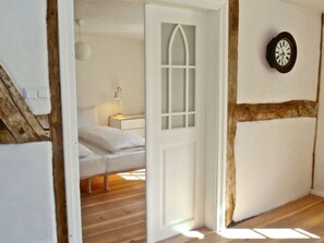 Casa | 4 quartos, individualmente mobiliados, escrivaninha