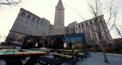 Chic & Cozy 2BD Stay in Downtown