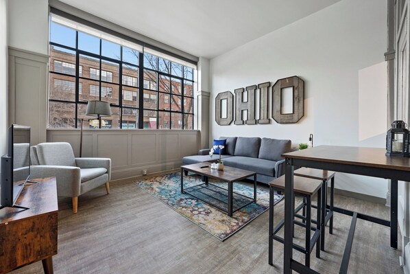 TV - Industrial-Style Townhome Loft in Cleveland (Cleveland)