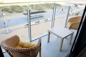 Apartment | Balcony - Beachside Modern Retreat (Nieuwpoort)