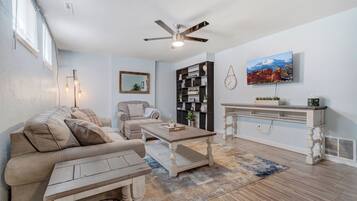 TV 43-inci dengan saluran TV kabel