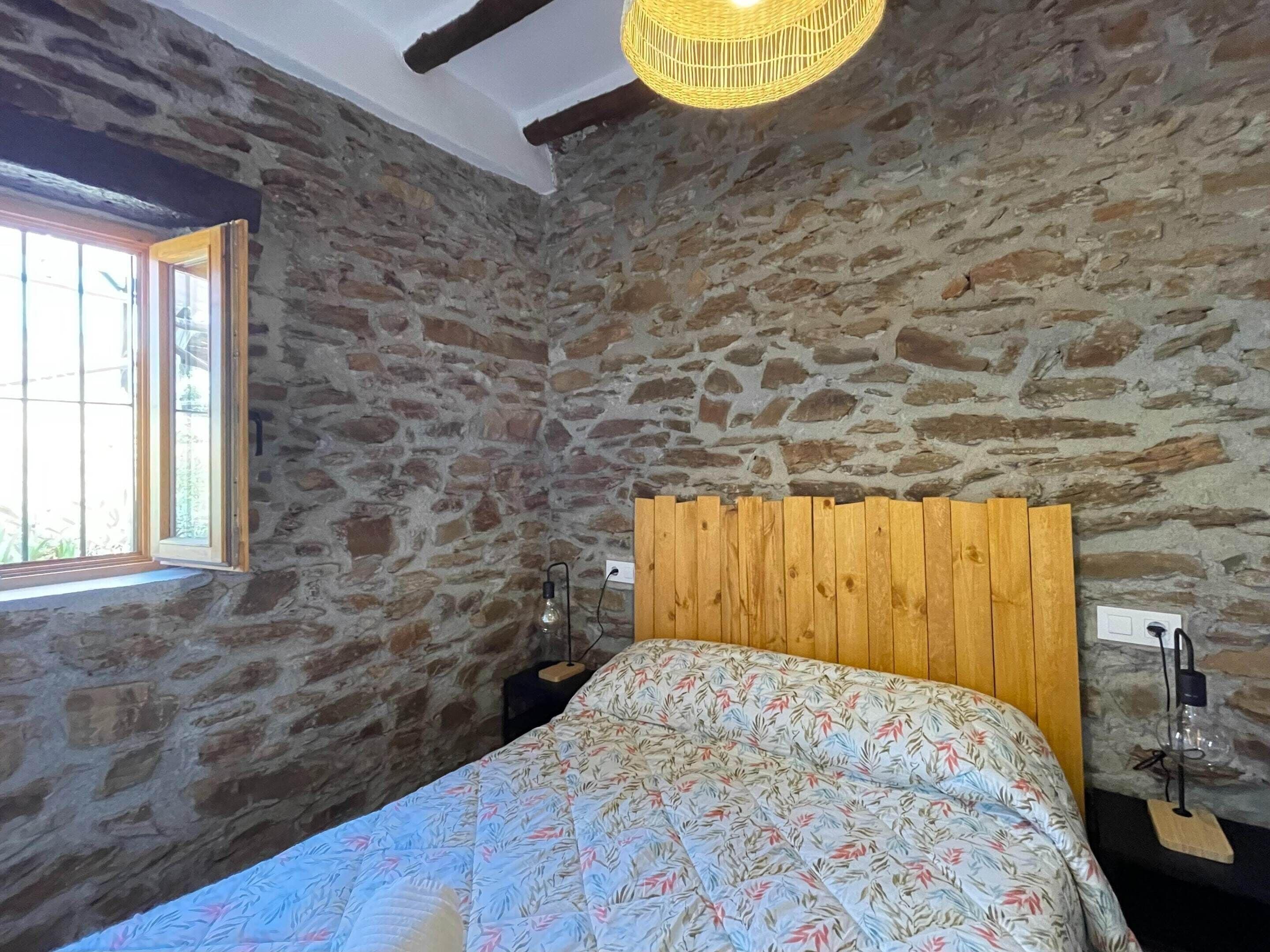 Casa rural | 2 dormitoris, mobiliari individual i roba de llit 