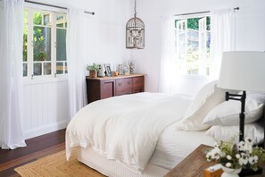 4 bedrooms, iron/ironing board, WiFi, bed sheets - Luxurious Escape for Families & Groups on outskirts of Toowoomba (Ravensbourne)