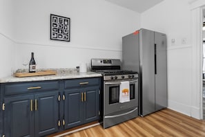 Réfrigérateur, four à micro-ondes, un four, surface de cuisson