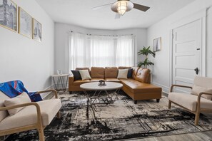 Smart TV, books - Entire apt near Olmstead Delaware park, North Buffalo, Zoo, UB & 2 Hosp. (Buffalo)