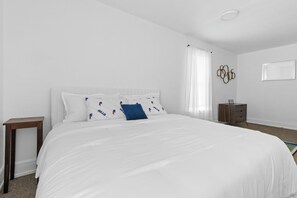 2 chambres, bureau, fer et planche Ă repasser, lit parapluie