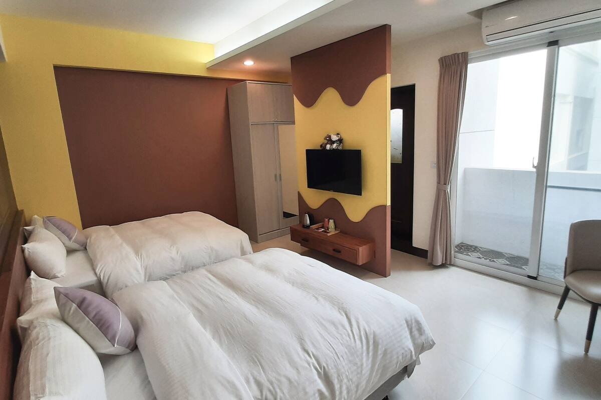 Suite, Non Smoking, Private Bathroom | 3 bedrooms, down comforters, WiFi (free)