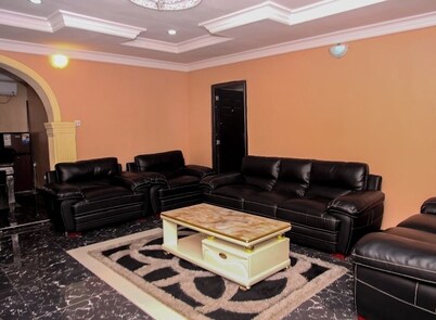 Abeokuta 2-Bed House, Sleeps 4 with Free Parking