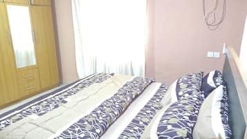 2 habitaciones, tabla de planchar con plancha, wifi y ropa de cama
