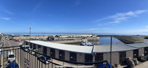 2Bed Maisonette-Sleeps 4-Balcony, Sea views, Wifi