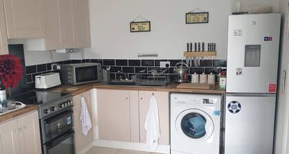 Apartment Sleeps 2 with Free Parking