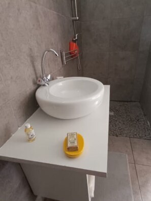 Douche, serviettes fournies