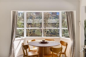 Dining - Mt Maunganui Hideaway (Mount Maunganui)